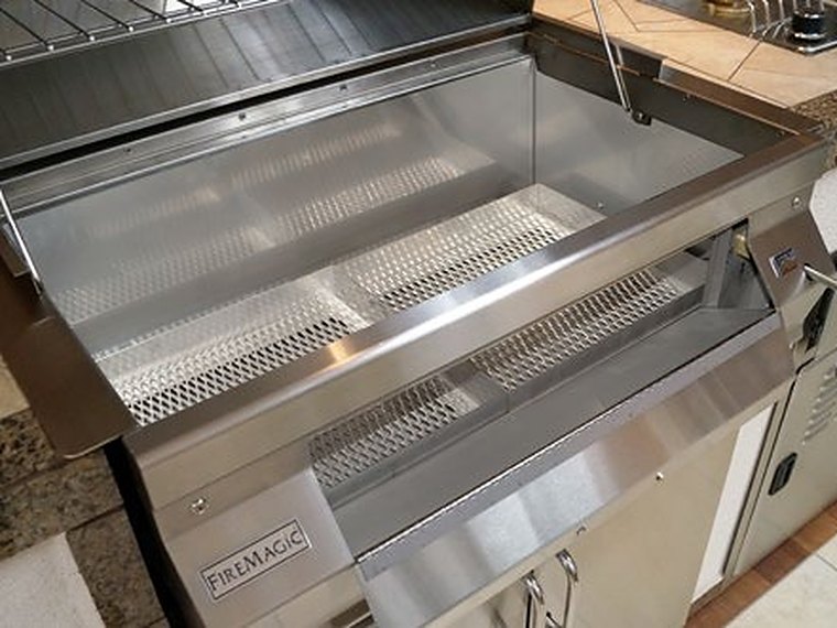 Fire Magic Aurora A830i Gas/Charcoal Combo Built-In Gas Grill view 4